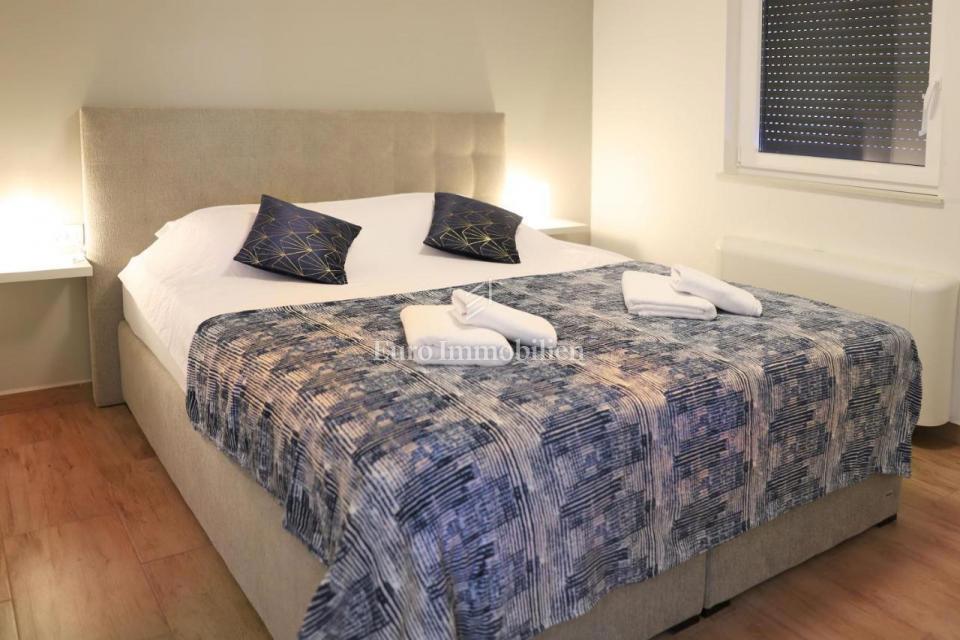 Samostojna hiša s 4 apartmaji - otok Krk, Malinska