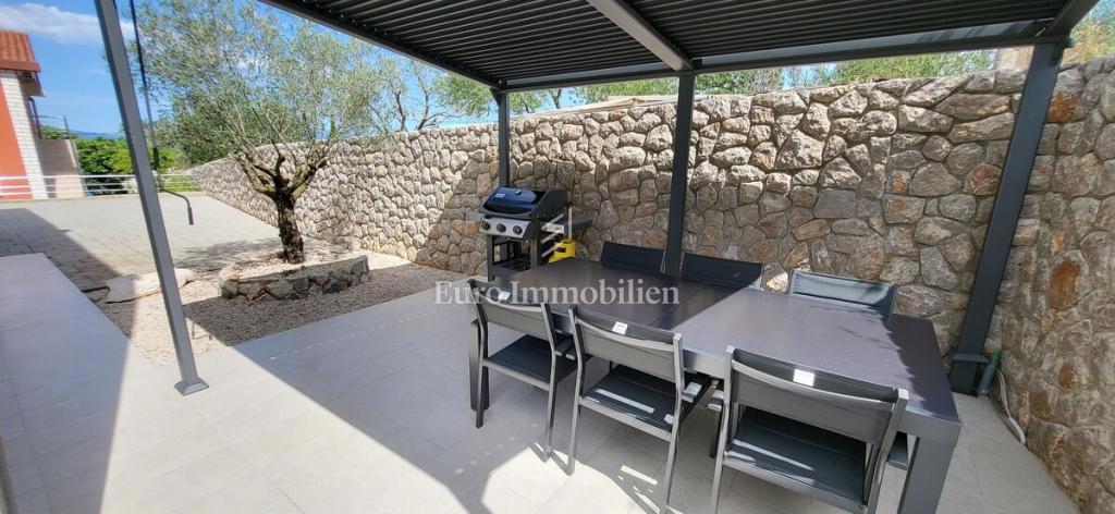 Samostojna hiša s 4 apartmaji - otok Krk, Malinska