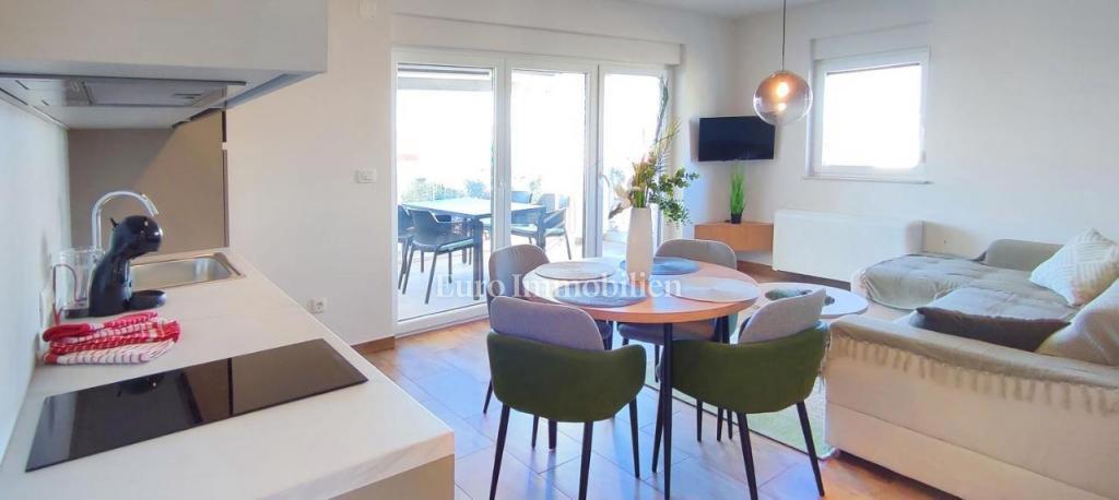 Samostojna hiša s 4 apartmaji - otok Krk, Malinska