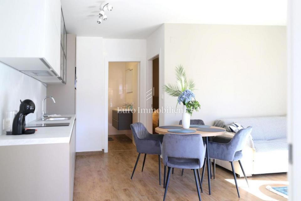 Samostojna hiša s 4 apartmaji - otok Krk, Malinska