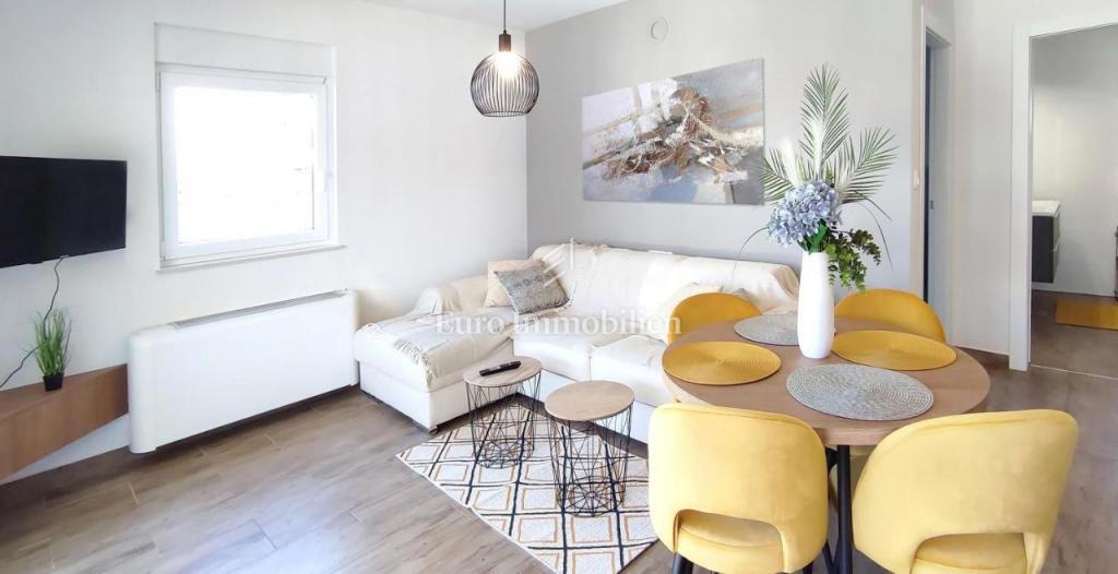 Samostojna hiša s 4 apartmaji - otok Krk, Malinska