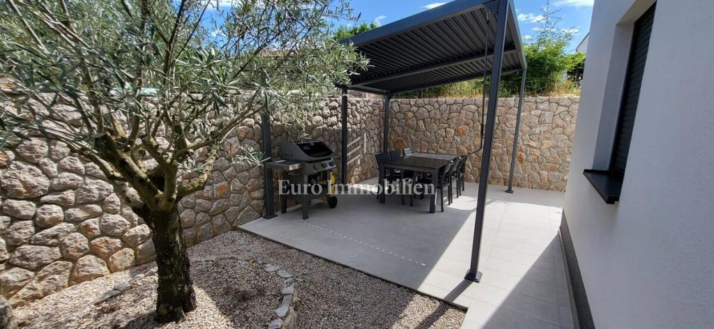 Samostojna hiša s 4 apartmaji - otok Krk, Malinska