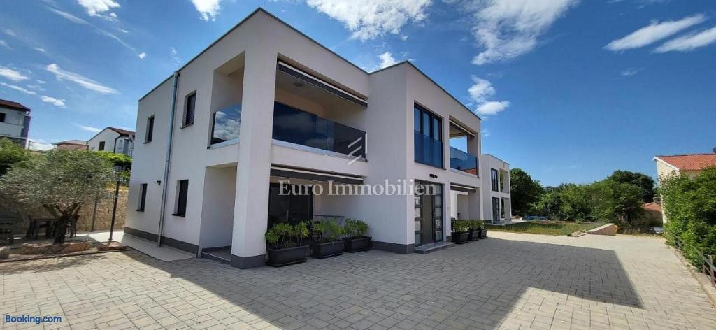 Samostojna hiša s 4 apartmaji - otok Krk, Malinska