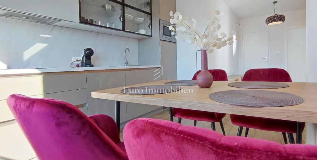 Samostojna hiša s 4 apartmaji - otok Krk, Malinska
