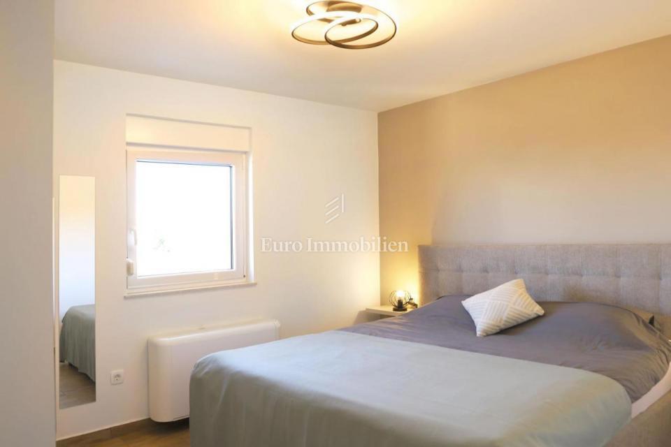 Samostojna hiša s 4 apartmaji - otok Krk, Malinska