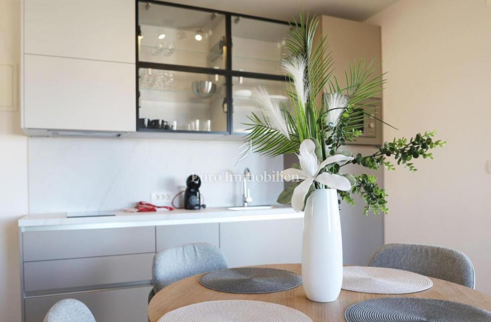Samostojna hiša s 4 apartmaji - otok Krk, Malinska