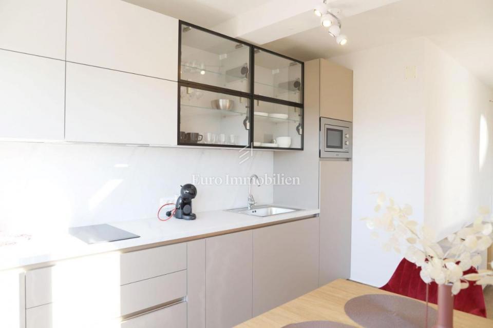 Samostojna hiša s 4 apartmaji - otok Krk, Malinska