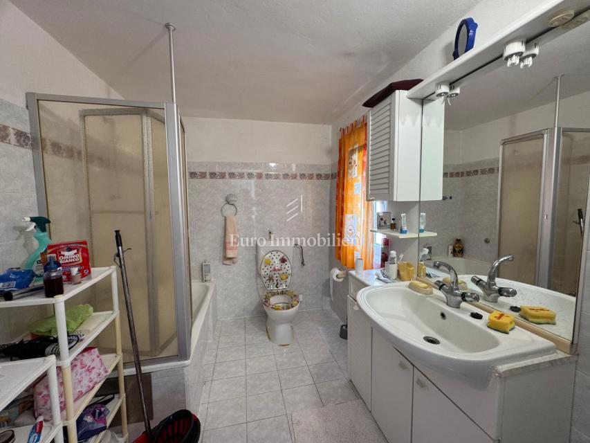 Labin - družinska hiša z velikim vrtom