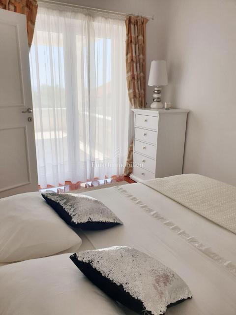 Dramalj - hiša s tremi apartmaji na odlični lokaciji