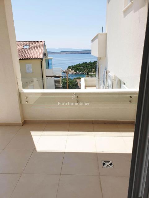 Dramalj - hiša s tremi apartmaji na odlični lokaciji