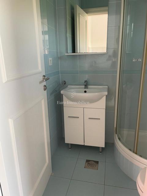 Dramalj - hiša s tremi apartmaji na odlični lokaciji