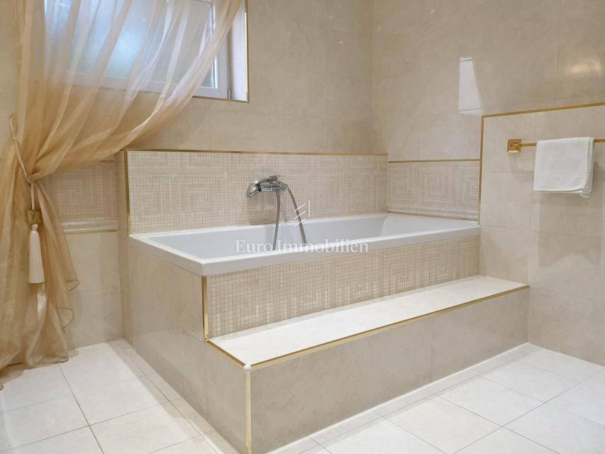 Dramalj - hiša s tremi apartmaji na odlični lokaciji