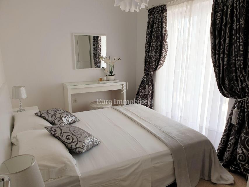 Dramalj - hiša s tremi apartmaji na odlični lokaciji