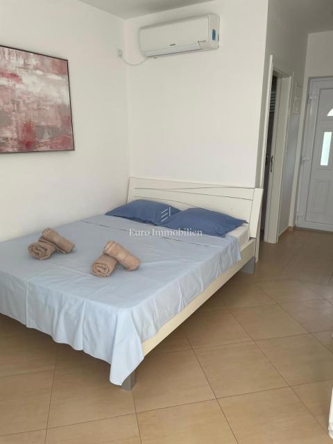 Dramalj - hiša s tremi apartmaji na odlični lokaciji