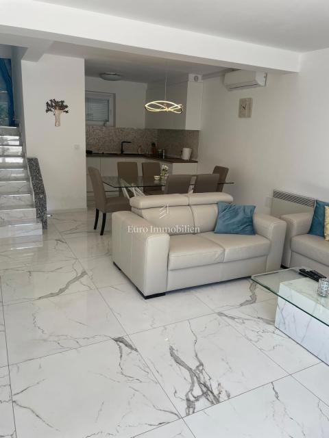 Dramalj - hiša s tremi apartmaji na odlični lokaciji