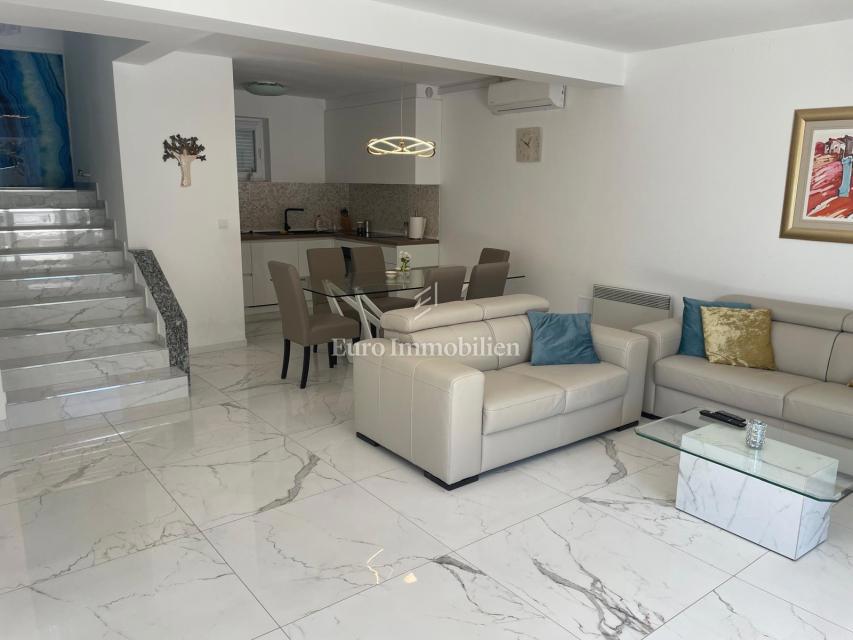 Dramalj - hiša s tremi apartmaji na odlični lokaciji