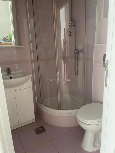 Dramalj - hiša s tremi apartmaji na odlični lokaciji