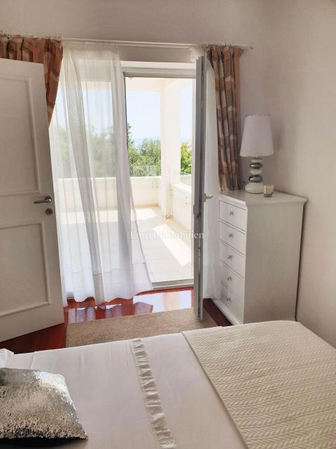 Dramalj - hiša s tremi apartmaji na odlični lokaciji