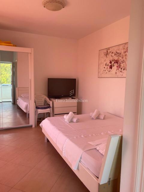 Dramalj - hiša s tremi apartmaji na odlični lokaciji