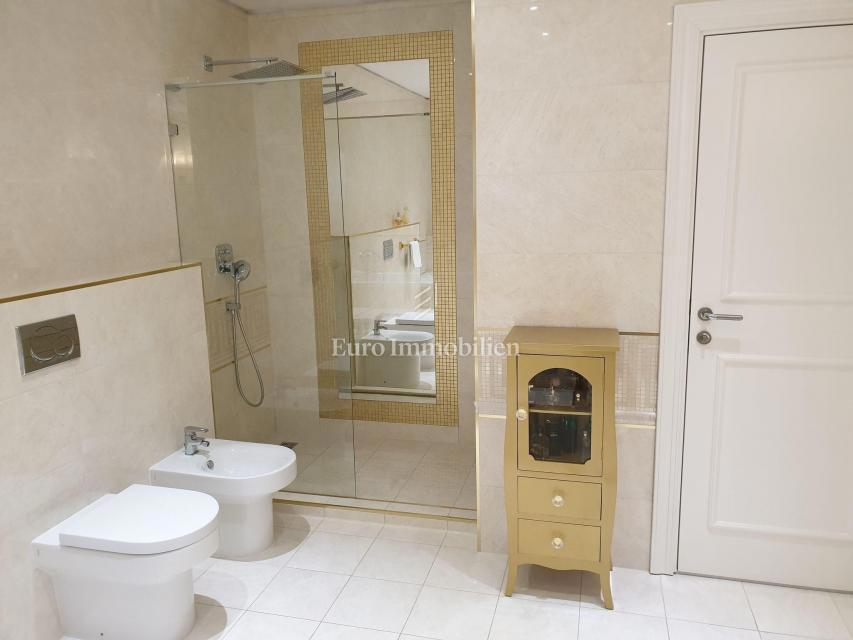 Dramalj - hiša s tremi apartmaji na odlični lokaciji