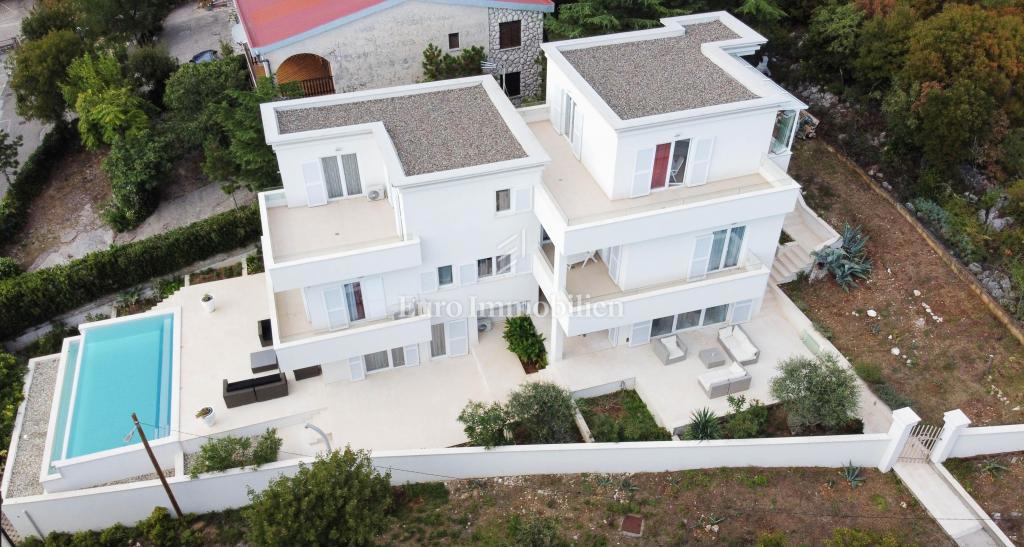 Dramalj - hiša s tremi apartmaji na odlični lokaciji
