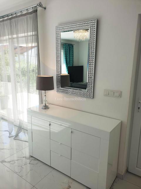 Dramalj - hiša s tremi apartmaji na odlični lokaciji