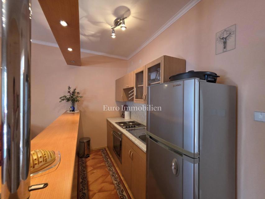 Novi Vinodolski, Smokvica Krmpotska, hiša z dvema apartmajema