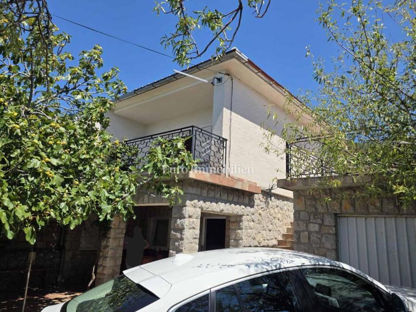 Novi Vinodolski, Smokvica Krmpotska, hiša z dvema apartmajema