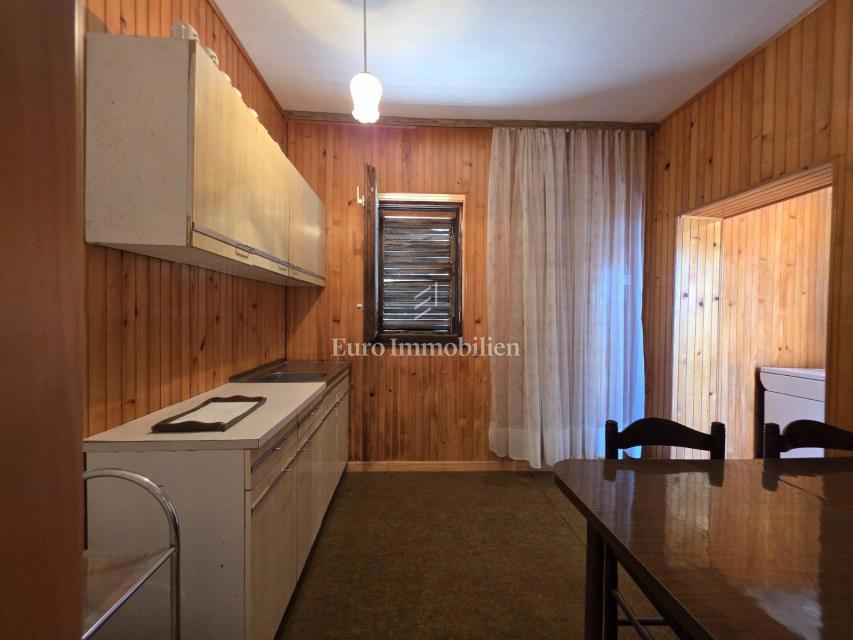 Novi Vinodolski, Smokvica Krmpotska, hiša z dvema apartmajema