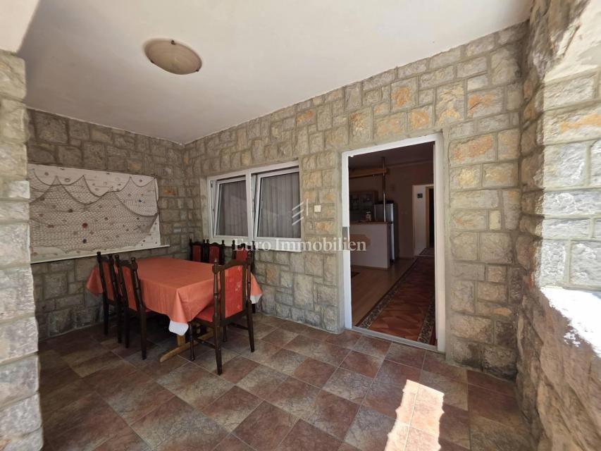 Novi Vinodolski, Smokvica Krmpotska, hiša z dvema apartmajema