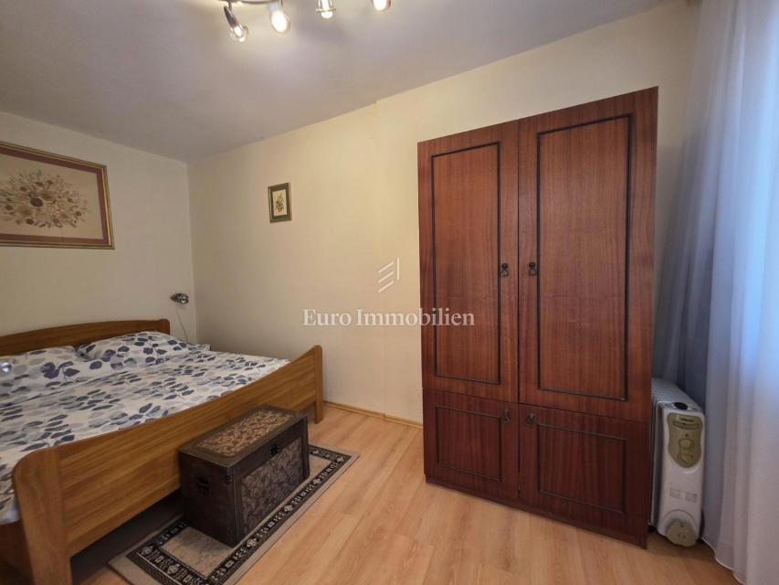 Novi Vinodolski, Smokvica Krmpotska, hiša z dvema apartmajema