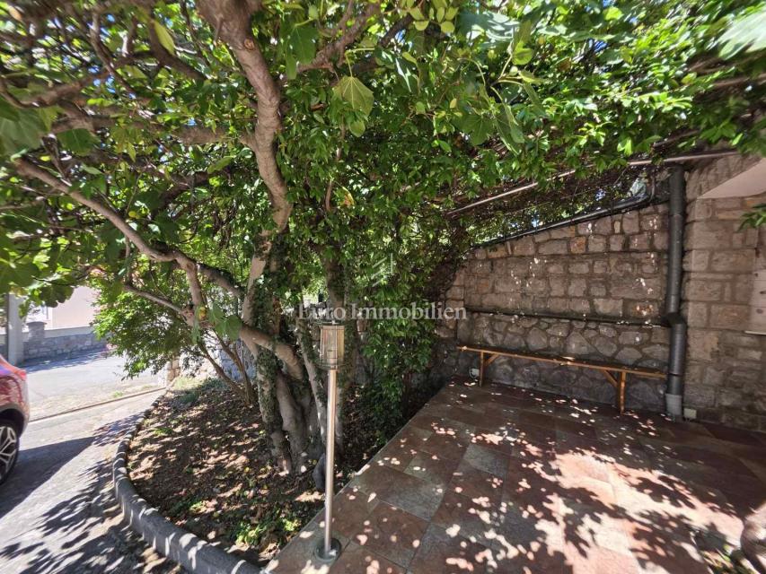 Novi Vinodolski, Smokvica Krmpotska, hiša z dvema apartmajema
