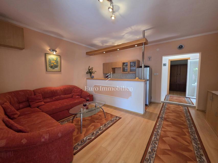 Novi Vinodolski, Smokvica Krmpotska, hiša z dvema apartmajema