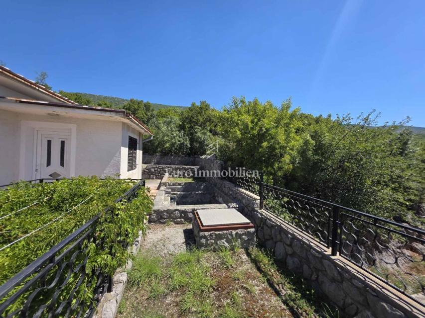 Novi Vinodolski, Smokvica Krmpotska, hiša z dvema apartmajema