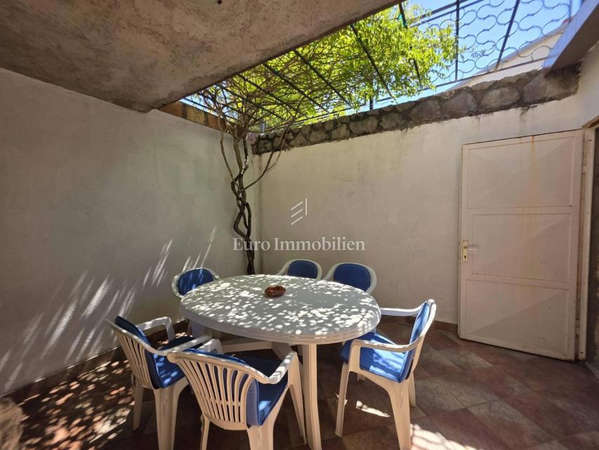 Novi Vinodolski, Smokvica Krmpotska, hiša z dvema apartmajema