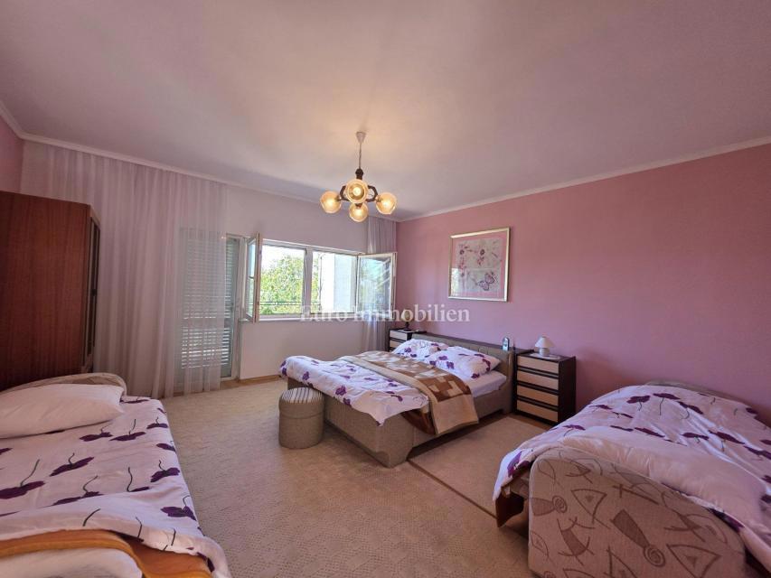 Novi Vinodolski, Smokvica Krmpotska, hiša z dvema apartmajema