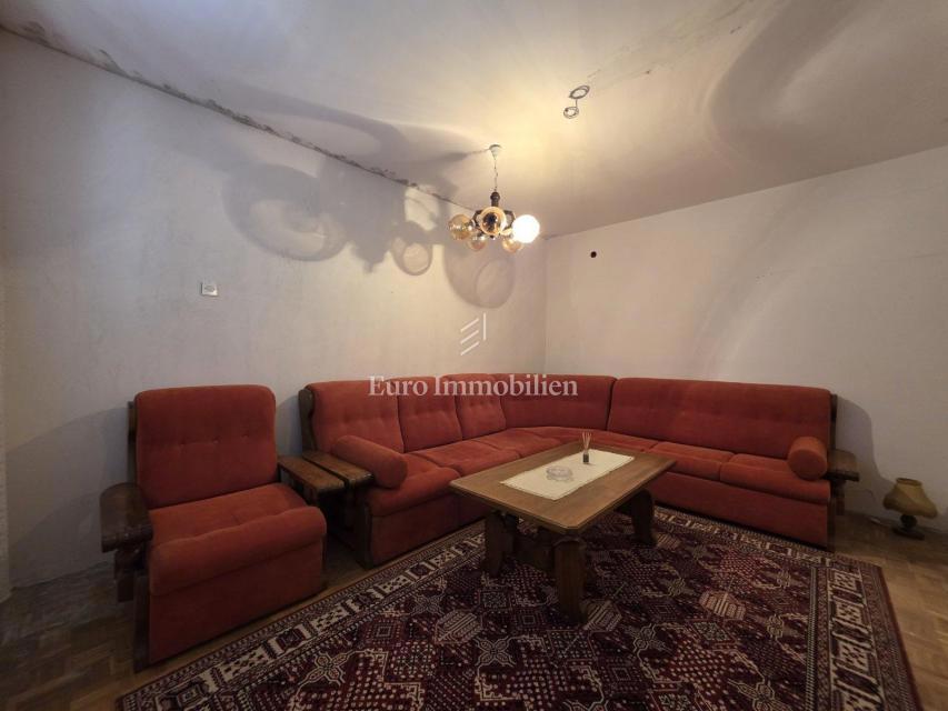 Novi Vinodolski, Smokvica Krmpotska, hiša z dvema apartmajema