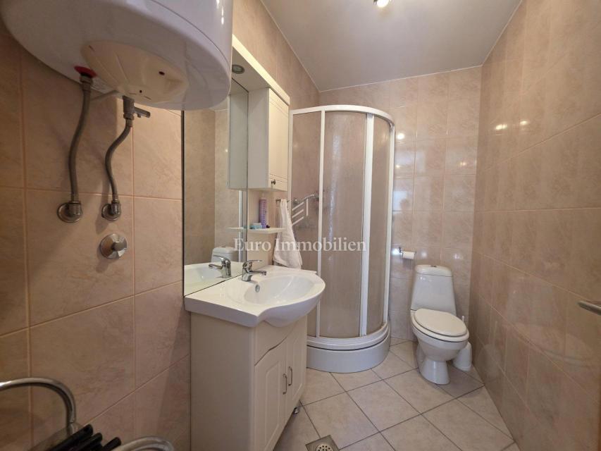 Novi Vinodolski, Smokvica Krmpotska, hiša z dvema apartmajema