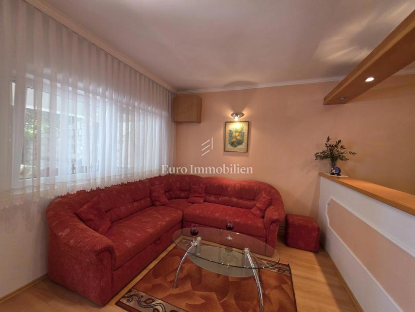 Novi Vinodolski, Smokvica Krmpotska, hiša z dvema apartmajema