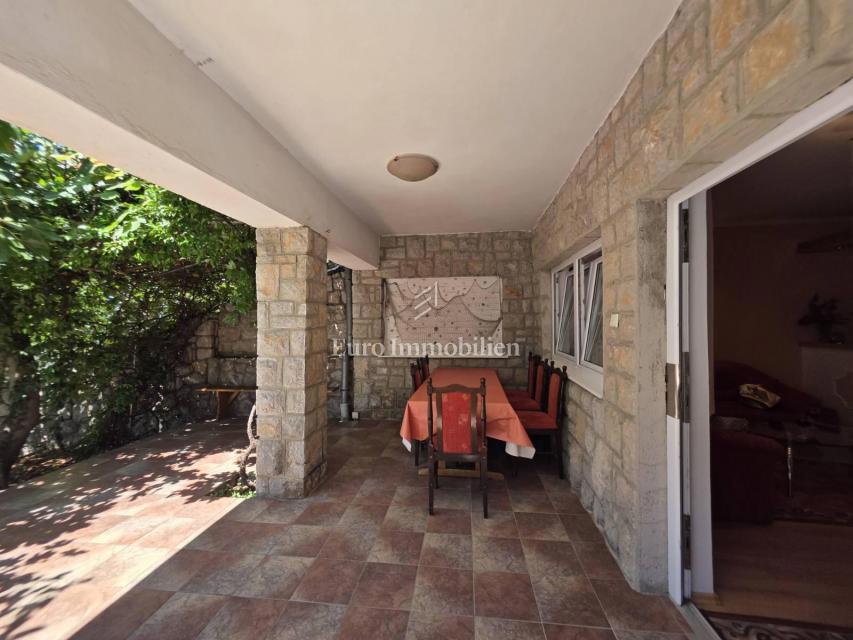 Novi Vinodolski, Smokvica Krmpotska, hiša z dvema apartmajema