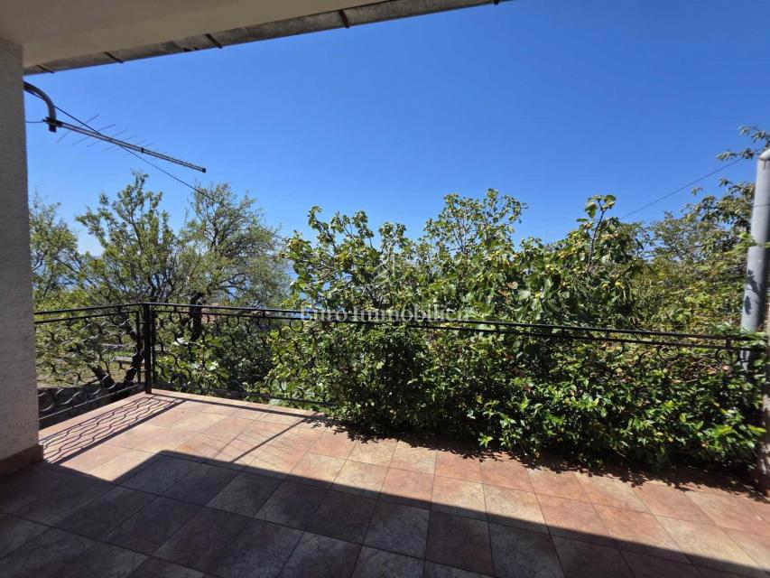 Novi Vinodolski, Smokvica Krmpotska, hiša z dvema apartmajema