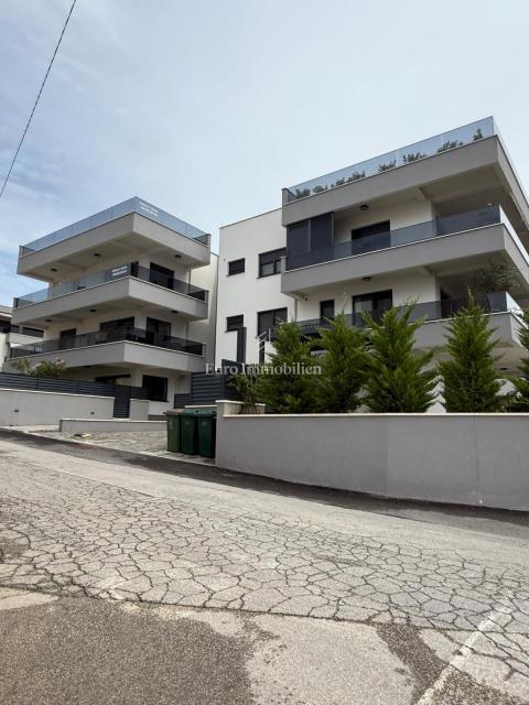 Zadar - opremljeno stanovanje z vrtom