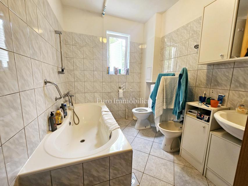 Samostojna hiša s tremi apartmaji, pogled morje - Malinska