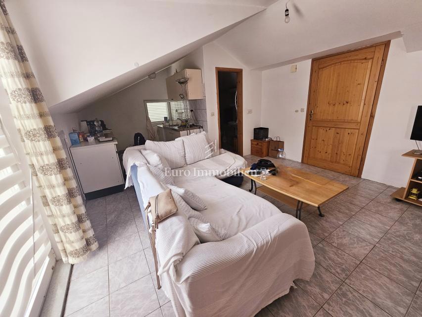 Samostojna hiša s tremi apartmaji, pogled morje - Malinska