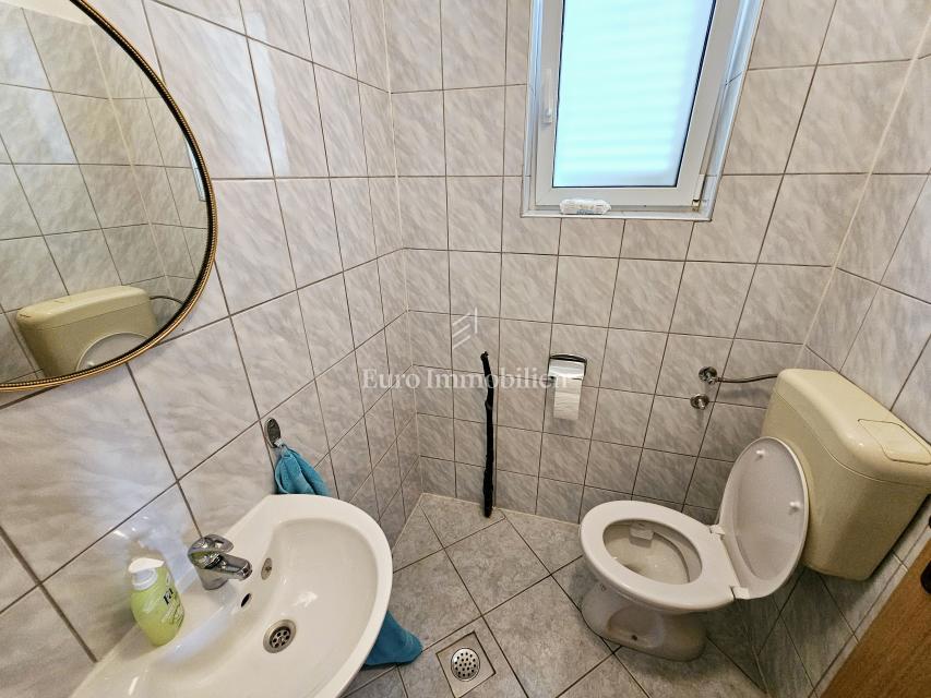 Samostojna hiša s tremi apartmaji, pogled morje - Malinska