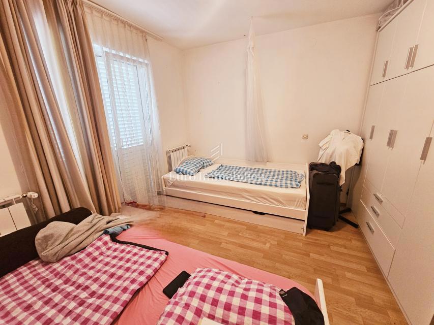 Samostojna hiša s tremi apartmaji, pogled morje - Malinska