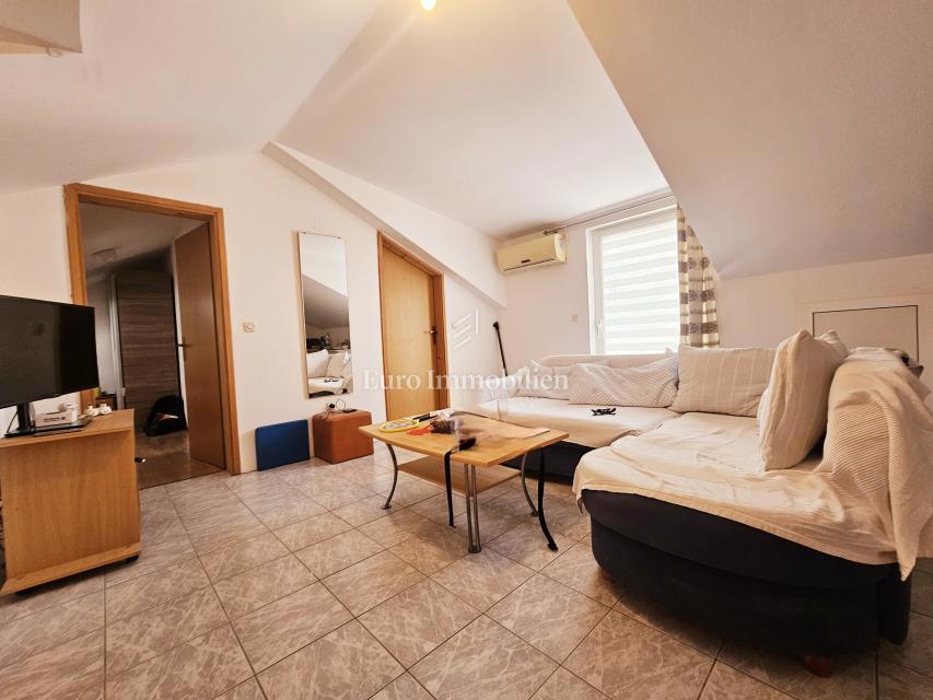 Samostojna hiša s tremi apartmaji, pogled morje - Malinska