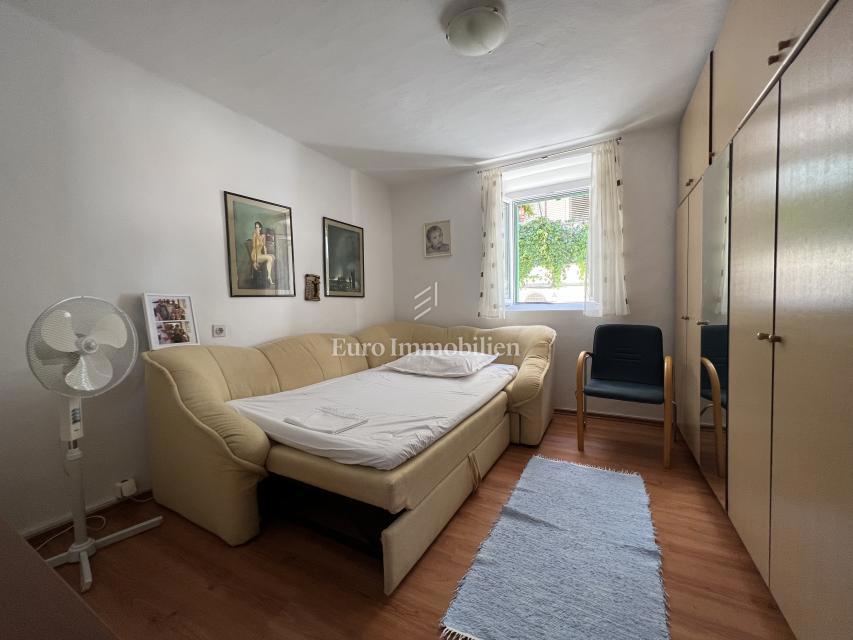 Makarska – Kamnita hiša, druga vrsta od morja