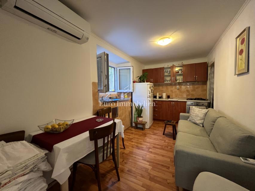 Makarska – Kamnita hiša, druga vrsta od morja