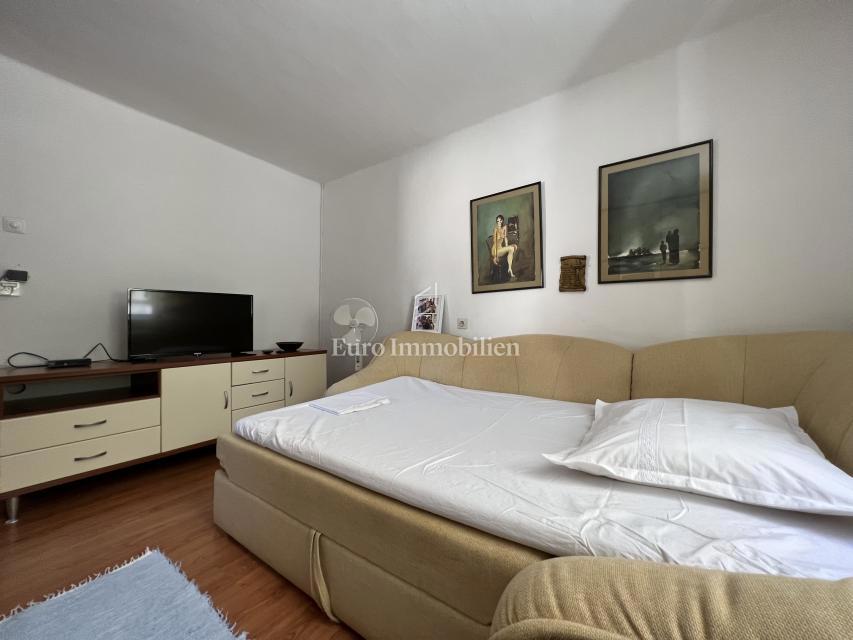 Makarska – Kamnita hiša, druga vrsta od morja